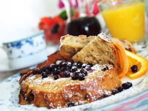 French Toast with Blueberries and Powdered Sugar