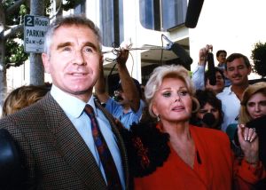 ©1989 RAMEY PHOTO ZSA ZSA GABOR IS BESEIGED BY THE PRESS UPON HER ARRIVAL TO COURT FOR SLAPPING A POLICE OFFICER. SHE'S