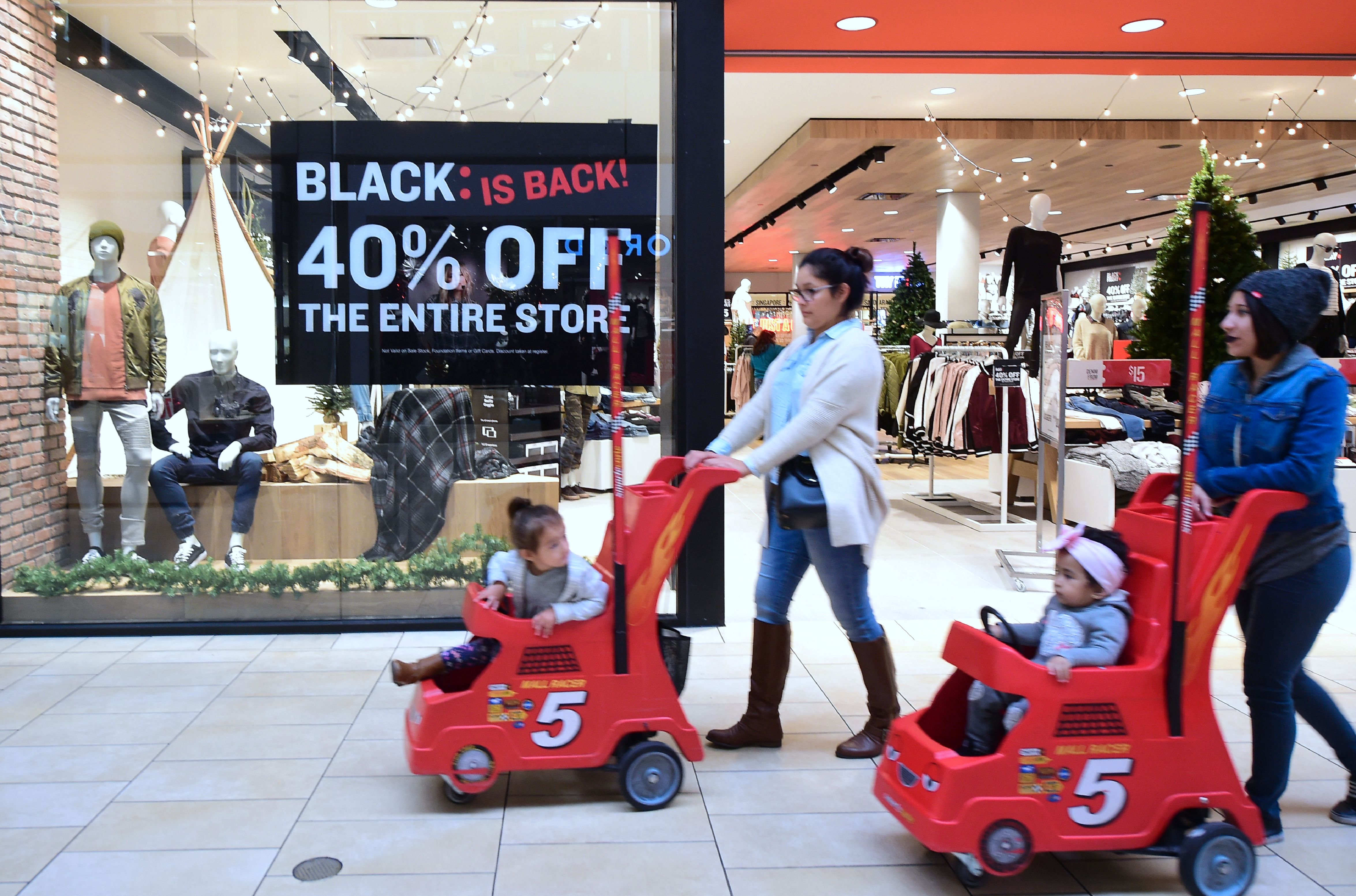 US-HOLIDAY-CHRISTMAS-SHOPPING