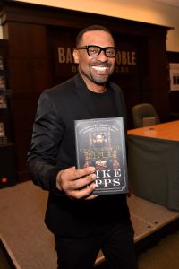 Mike Epps Signs Copies Of His New Book 'Unsuccessful Thug'