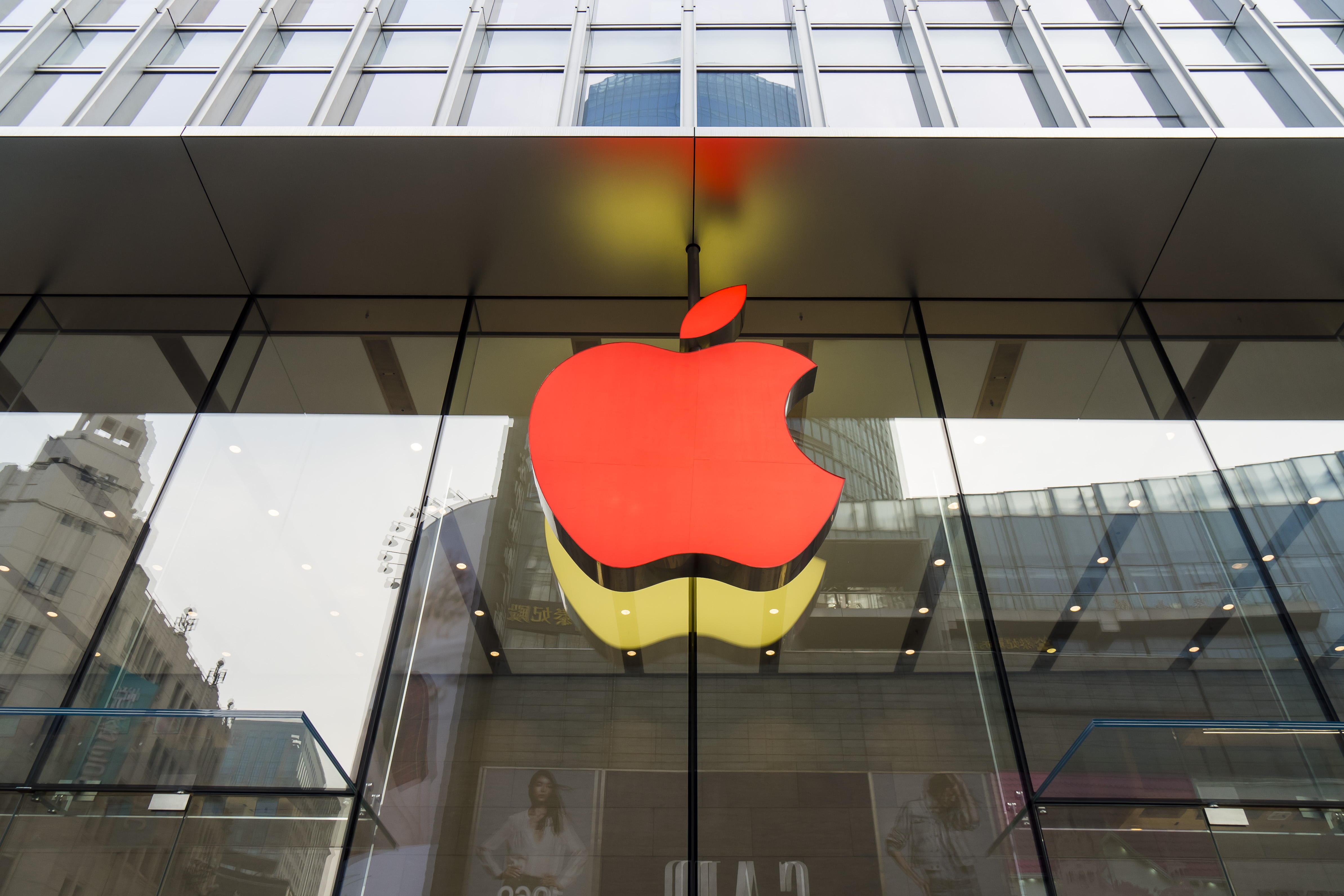 Apple Store Lights Up Red Logo In The World AIDS Day 2016