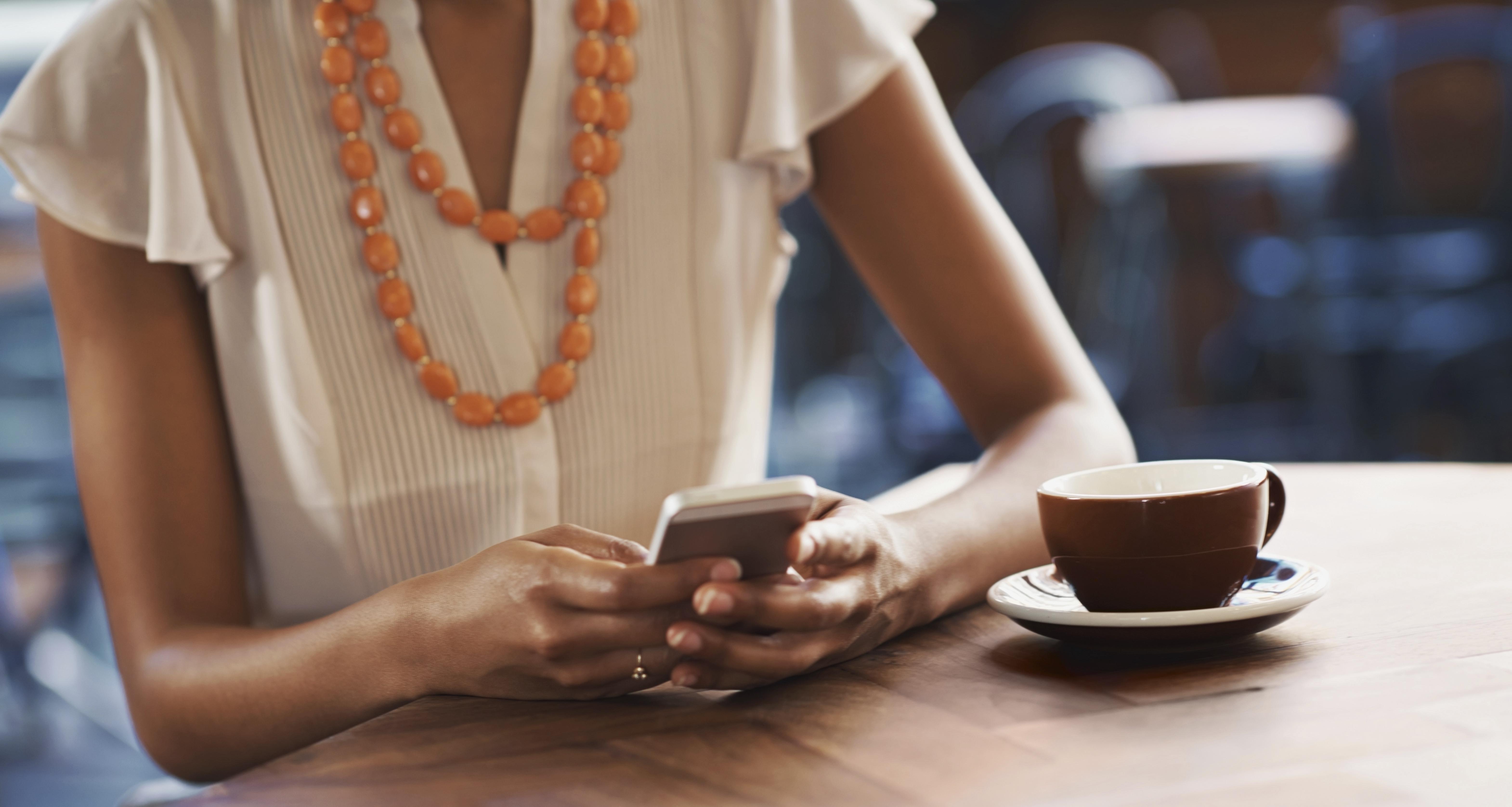 Sending a quick text while waiting for her date